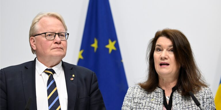 Peter Hultqvist (l), Verteidigungsminister von Schweden und Ann Linde, Außenminister von Schweden, präsentieren eine sicherheitspolitische Analyse während einer Pressekonferenz.