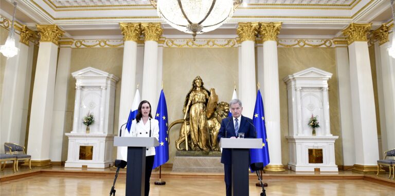 Sanna Marin (links), Ministerpräsidentin von Finnland, und Sauli Niinistö, Präsident von Finnland, wollen der Nato beitreten.