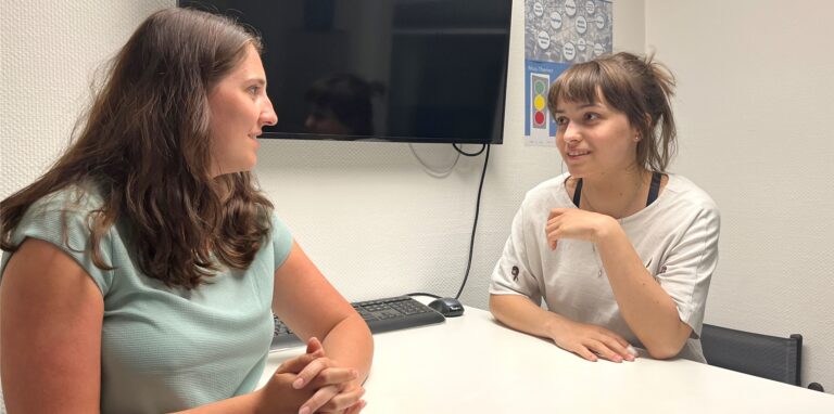 Die Halterner Redaktionsleiterin Victoria Garwer (l.) und Redakteurin Nora Varga diskutieren um 22.30 Uhr die Ergebnisse der Landtagswahl für Haltern am See.