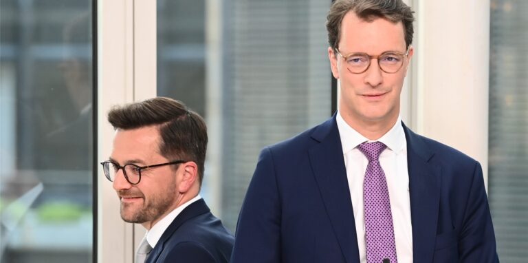 Hendrik Wüst, der bisherige NRW-Ministerpräsident und CDU-Spitzenkandidat, hat die Landtagswahl in Nordrhein-Westfalen klar gewonnen. Doch sein Herausforderer Thomas Kutschaty gibt trotz der historischen SPD-Niederlage noch nicht auf.