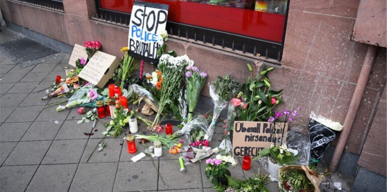 Blumen, Kerzen und Schilder liegen und stehen an dem Ort, an dem am 02.05.2022 ein Mann nach einer Polizeikontrolle gestorben ist. Der Tod des Mannes nach einem Polizeieinsatz in Mannheim lässt die Wogen hoch schlagen.