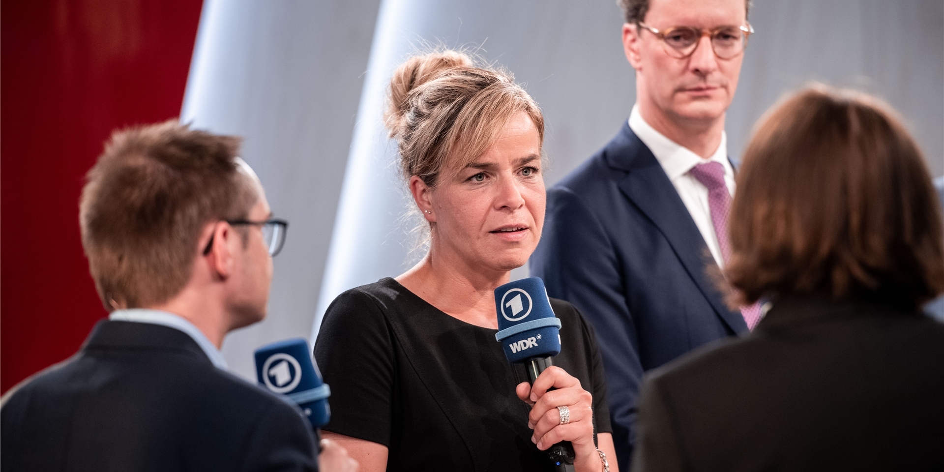 Die Spitzenkandidaten der Parteien in NRW, Mona Neubaur (2l, Bündis 90/Die Grünen), Hendrik Wüst (2r, CDU), Ministerpräsident von Nordrhein-Westfalen, beantworten Fragen der Moderatoren Gabi Ludwig (r, WDR-Chefredakteurin) und Jochen Trum (l, Leiter der landespolitischen Redaktion) am Abend der Landtagswahl in Nordrhein-Westfalen.