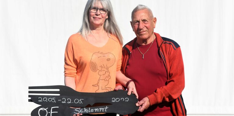 Anja und Johan Frugte halten ein Schild in den Händen.