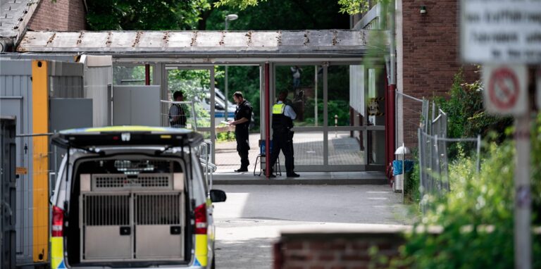 Der Eingang der Realschule am Schloss Borbeck wird von der Polizei bewacht.
