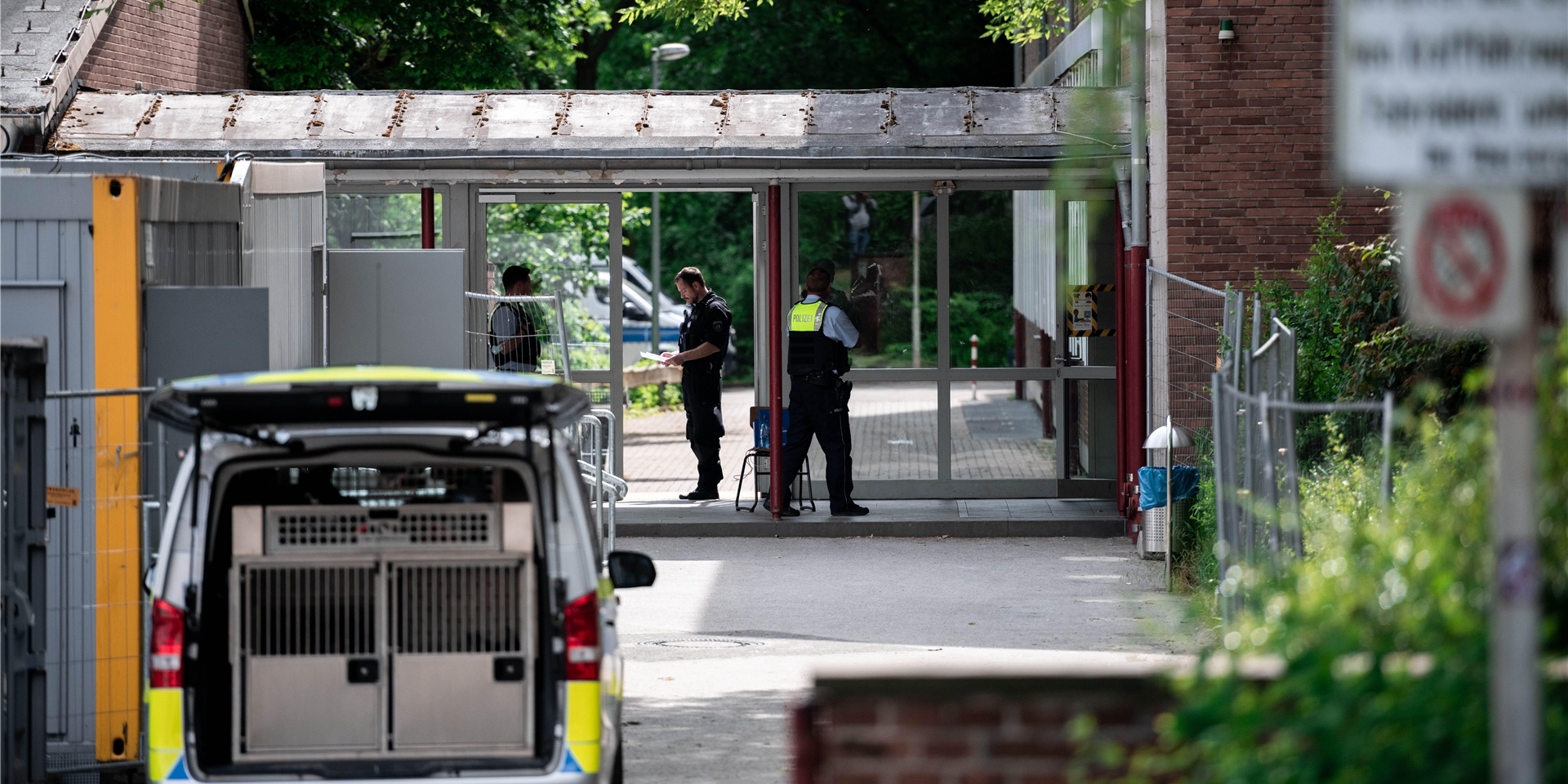 Der Eingang der Realschule am Schloss Borbeck wird von der Polizei bewacht.
