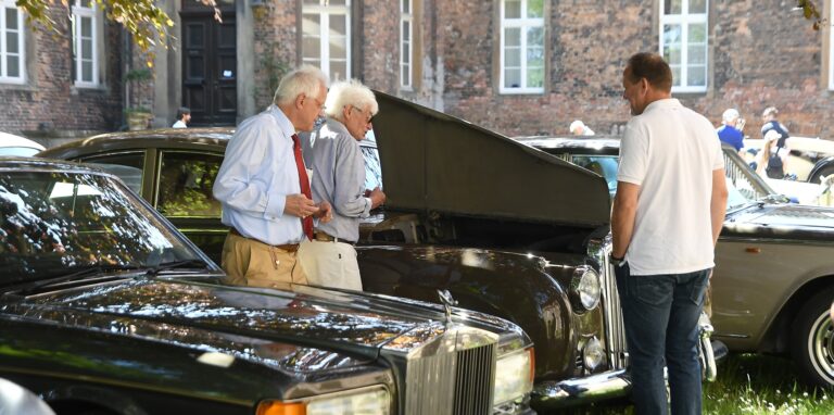 Im Hof von Schloss Bladenhorst trafen sich Besitzer von Luxuskarossen der Marken Rolls-Royce und Bentley.