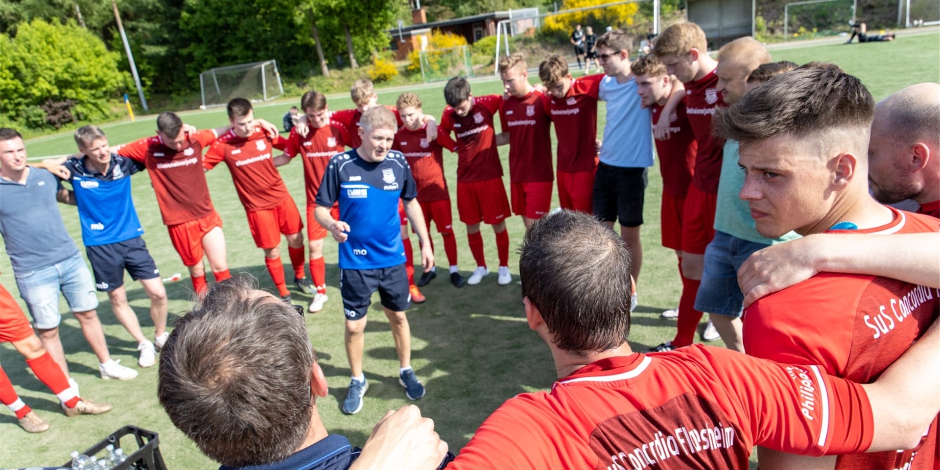 Unmittelbar nach dem Sieg gegen den FC 96 Recklinghausen sprach Flaesheims Trainer Michael Onnebrink zu seinen Spielern, die nach Abpfiff völlig erschöpft waren.