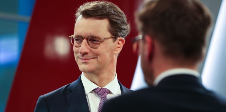 Der FDP-Spitzenkandidat für die Landtagswahl in Nordrhein-Westfalen, Joachim Stamp (r), steht bei der Wahlparty seiner Partei auf der Bühne und wird von Christof Rasche, Vorsitzender der FDP-Landtagsfraktion NRW, getröstet.