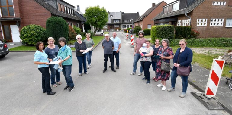 Eine Gruppe von Menschen steht im Waltroper Memelweg.