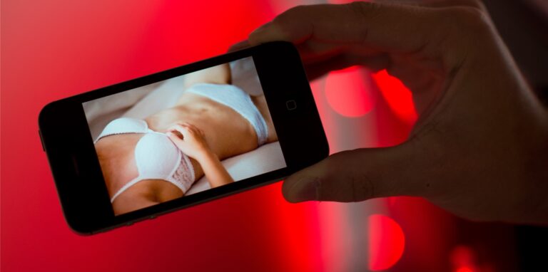 Eine junge Frau hat einem nahezu Unbekannten Nacktfotos von sich selbst zugeschickt.