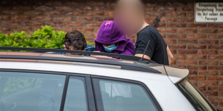 Polizeibeamte nehmen eine Person kurzzeitig fest nach einem Einsatz eines Spezialeinsatzkommandos im Zusammenhang mit dem vereitelten mutmaßlichen Terroranschlag in einem Essener Gymnasium.