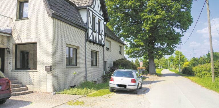 Ein Haus mit weißen Klinkern, davor steht ein Auto, eine Straße und ein Baum sind zu sehen: An der Straße Im Eickel in Waltrop wurde nach Kampfmitteln gesucht.