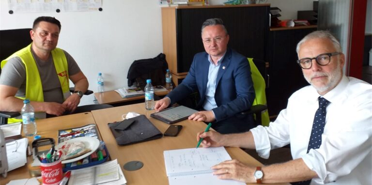 Bürgermeister Matthias Müller (r.) im Gespräch mit Arkadius Koprowski (l., Betriebsratsvorsitzender Coca-Cola) und Martin Mura (Geschäftsführer Gewerkschaft Nahrung-Genuss-Gaststätten/Region Ruhrgebiet) über die drohenden Entlassungen am Coca-Cola-Standort Herten.