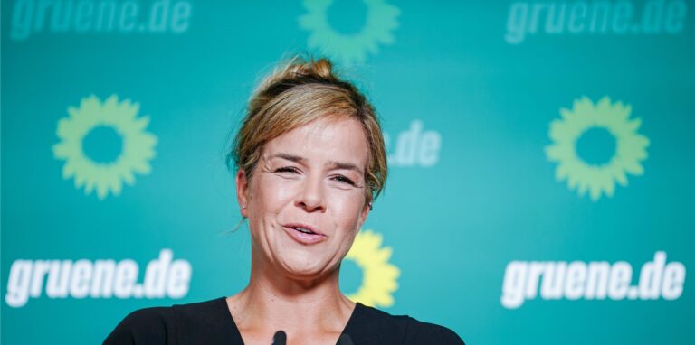 Mona Neubaur, Landesvorsitzende von Bündnis 90/Die Grünen Nordrhein-Westfalen und die Spitzenkandidatin ihrer Partei für die Landtagswahl, gibt eine Pressekonferenz nach den Gremiensitzungen.