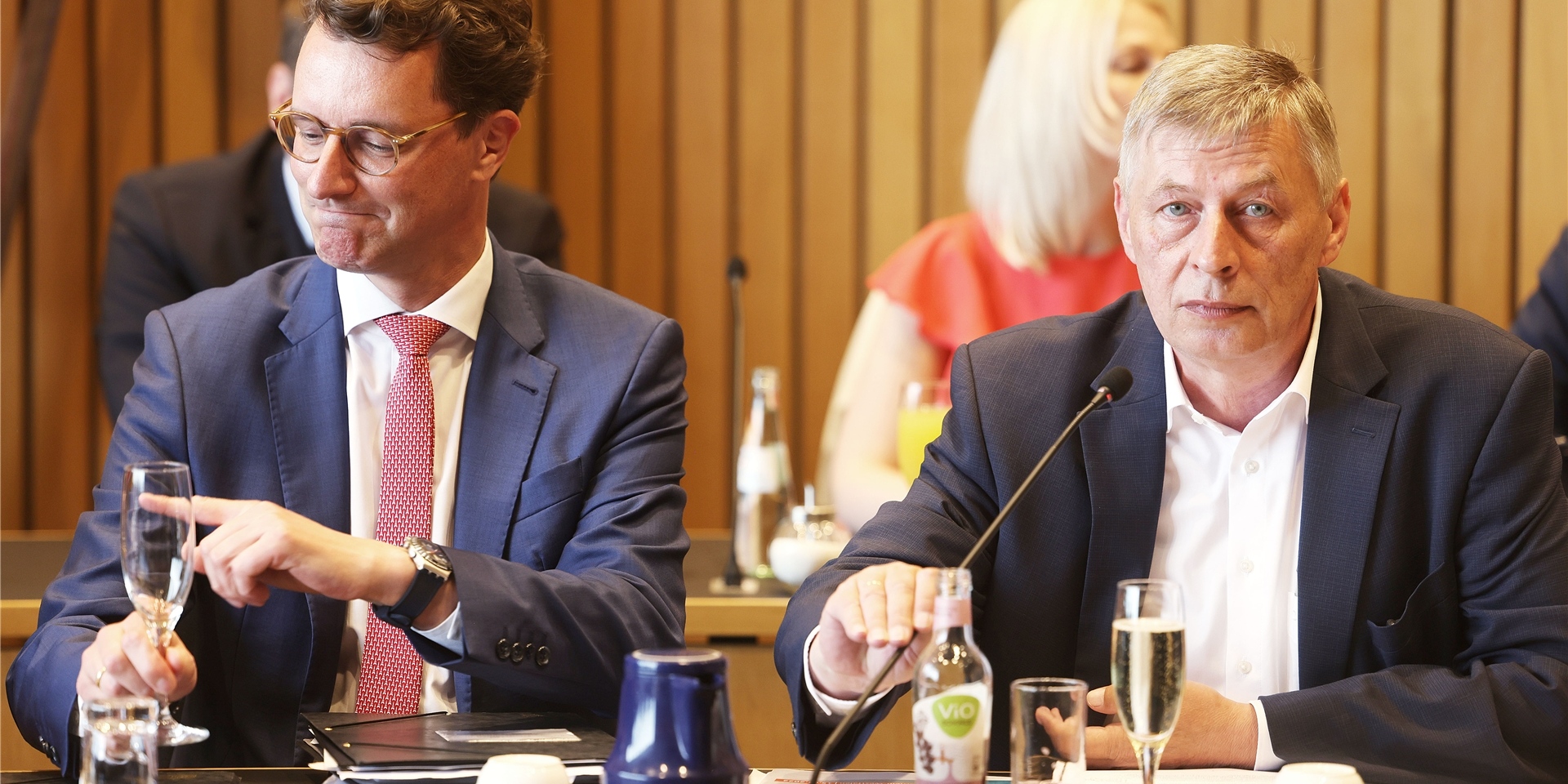 Der bisherige Fraktionsvorsitzende der CDU, Bodo Löttgen (r) sitzt zu Beginn der erste Fraktionssitzung neben Ministerpräsident Hendrik Wüst (l).