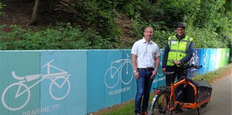 Marco Netz (Hertener Stadtwerke) und Patrick Berner (ADFC Herten) werben für einen respektvollen Umgang aller Verkehrsteilnehmer/innen auf der „Allee des Wandels“.