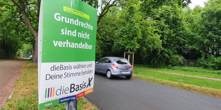 Vereinzelt haben vor der Landtagswahl auch Kleinstparteien in Herten plakatiert, hier zum Beispiel an der Backumer Straße „die Basis“, der politische Arm der Corona-skeptischen Querdenker-Bewegung.