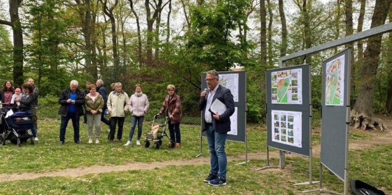 Menschen auf einer Wiese