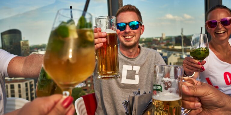 Im Rooftop-Biergarten vom Brauturm im Dortmunder U lässt es sich bei schönem Wetter gut aushalten.