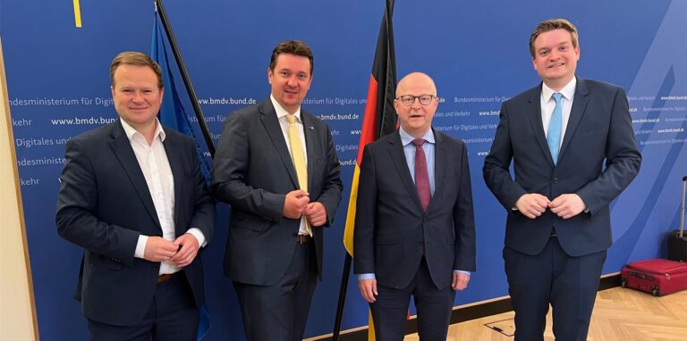 Treffen im Verkehrsministerium in Berlin: (v.l.) MdB Frank Schwabe, Bürgermeister Rajko Kravanja, der Parlamentarische Staatssekretär Michael Theurer und MdB Michael Breilmann.
