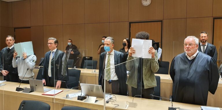 Die Anklagen neben ihren Verteidigern beim Prozessauftakt Ende April.