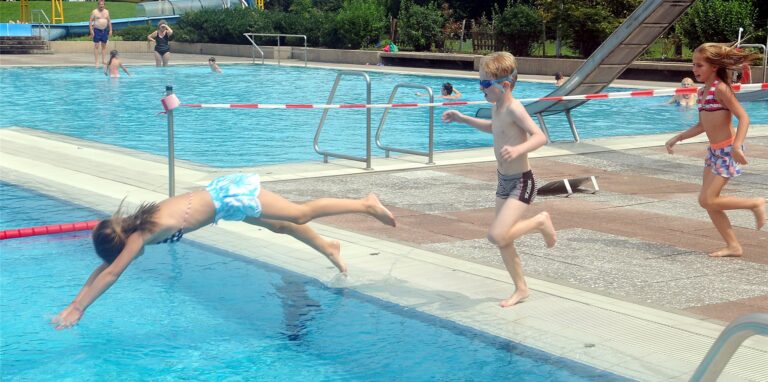 Kinder spielen im Freibad Aquarell.