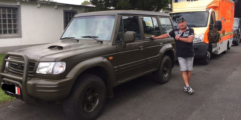 Mit diesem Militär-Jeep und dem Rettungswagen ging es für den Hertener Marco Möbius in die Ukraine.