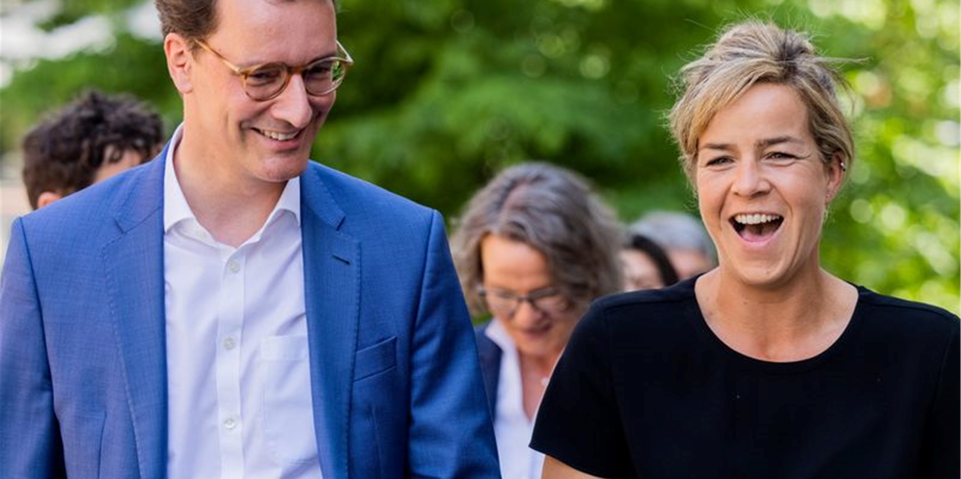 Nordrhein-Westfalens Ministerpräsident Hendrik Wüst (l) und Mona Neubaur, Spitzenkandidatin und Landesvorsitzende von Bündnis 90/Die Grünen, in Düsseldorf.