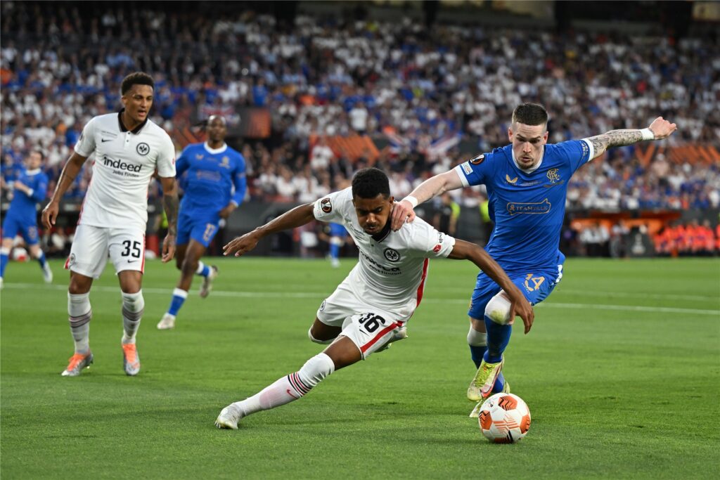 Frankfurts Ansgar Knauff und Glasgows Ryan Kent (r.) in Aktion beim Europa-League-Finale. Frankfurts Ansgar Knauff und Glasgows Ryan Kent (r.) in Aktion beim Europa-League-Finale.