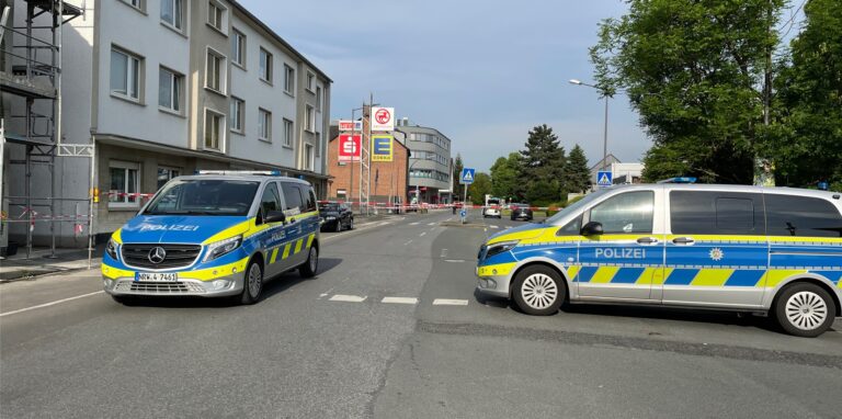 Die Freiheitstraße in Henrichenburg ist abgesperrt. Hier ist in der Nacht zu Donnerstag ein Geldautomat gesprengt worden.