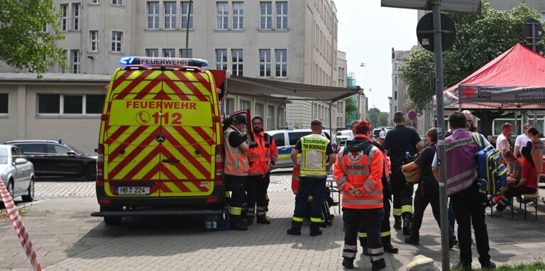 Einsatzkräfte stehen vor einer Schule. An einem Gymnasium in Bremerhaven ist am Donnerstag geschossen worden. Eine Frau sei mit der Waffe verletzt worden, sagte eine Polizeisprecherin.
