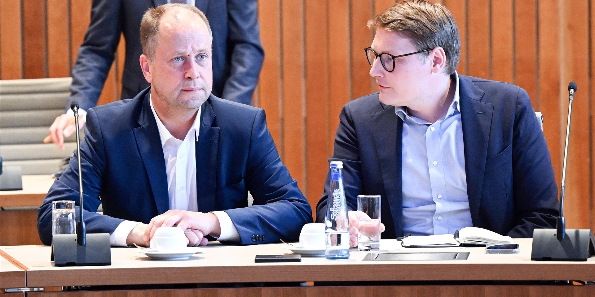 Joachim Stamp (l) Vorsitzender der FDP in Nordrhein-Westfalen und Moritz Körner, Generalsekretär der nordrhein-westfälischen FDP, sitzen vor Beginn der Sitzung Landesvorstandes zusammen.