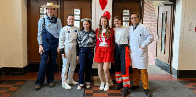 Im vergangenen Jahr gab es nur einen Motto-Tag. Diesmal konnten v.l. Felix, Nele, Miriam, Leonie, Rika und Dustin am Städtischen Gymnasium wie früher eine ganze Woche lang fröhlich verkleidet feiern.