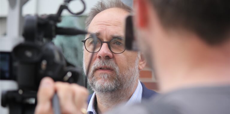 Stefan Fokken, Sprecher der Sparkasse Vest Recklinghausen, am Morgen nach dem Sprengstoffanschlaf auf die Sparkasse in Henrichenburg.