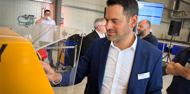 Johannes Ried, Geschäftsführer von MicroStep, bedient eine der Metall-Schneidemaschinen im Dorstener Showroom.