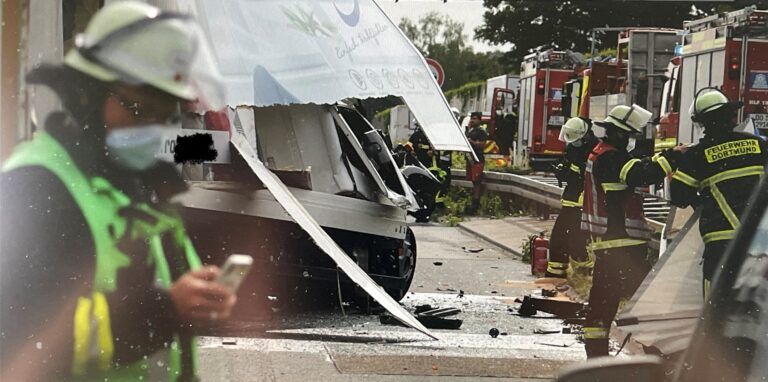 Drei Lastwagen krachten am Donnerstag (19.5.) gegen 9.30 Uhr auf der A2 zusammen. Der Unfall in Fahrtrichtung Hannover in Höhe Mengede sorgte für mehrere Kilometer Stau. Es gab ein Todesopfer und zwei Leichtverletzte.