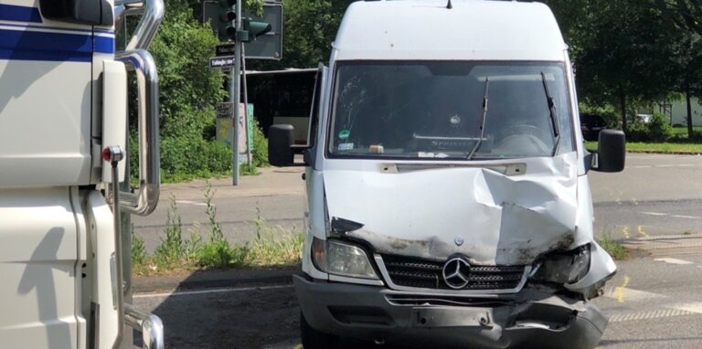 Ein Unfall auf der B235 in Höhe der Pallasstraße sorgt für Verkehrsprobleme.