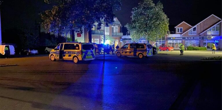 Kurz nach der Sparkassen-Sprengung in Henrichenburg: Die Polizei und Rettungswagen sind auf dem Hedi-Parkplatz eingetroffen. Ein Mann wird festgenommen und ins Krankenhaus gebracht.