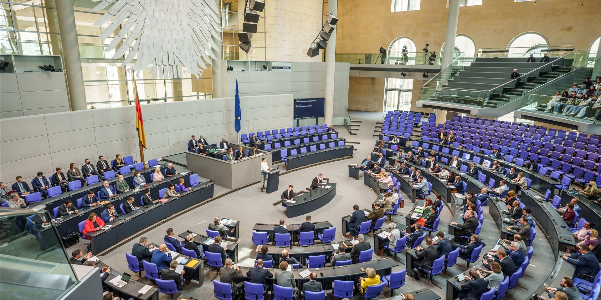 Die Abgeordneten debattieren im Plenarsaal im Bundestag.