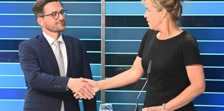 Thomas Kutschaty, SPD-Spitzenkandidat für die Landtagswahl in Nordrhein-Westfalen, schüttelt die Hand von Mona Neubaur, Spitzenkandidatin von Bündnis90/Die Grünen, im Landtag am Abend der Landtagswahl in Nordrhein-Westfalen.