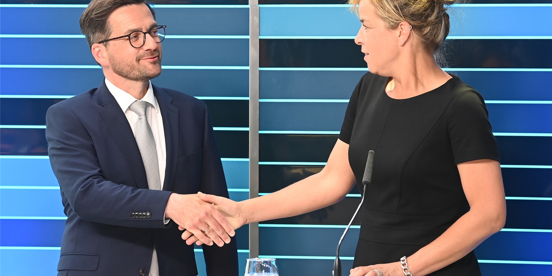 Thomas Kutschaty, SPD-Spitzenkandidat für die Landtagswahl in Nordrhein-Westfalen, schüttelt die Hand von Mona Neubaur, Spitzenkandidatin von Bündnis90/Die Grünen, im Landtag am Abend der Landtagswahl in Nordrhein-Westfalen.