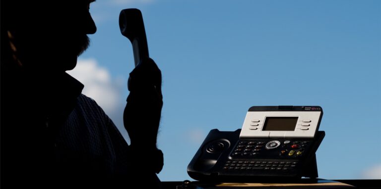 Schattengestalt mit Telefonhörer