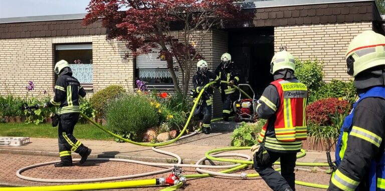 Der Löschtrupp kommt aus dem Haus an der Buschstraße, in dessen Keller es gebrannt hat.
