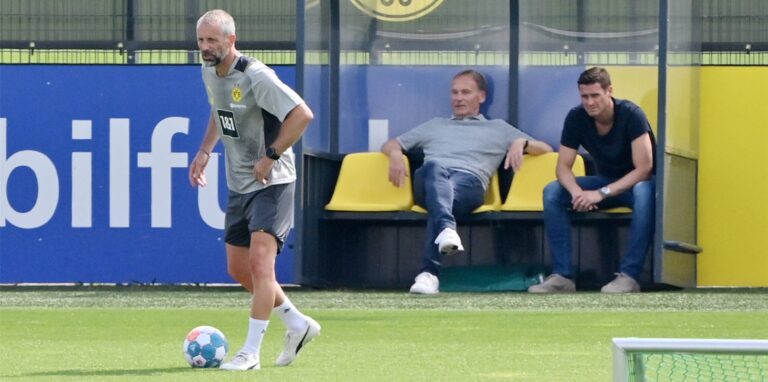 Hans-Joachim Watzke und Sebastian Kehl schauen dem BVB-Training von Marco Rose zu.