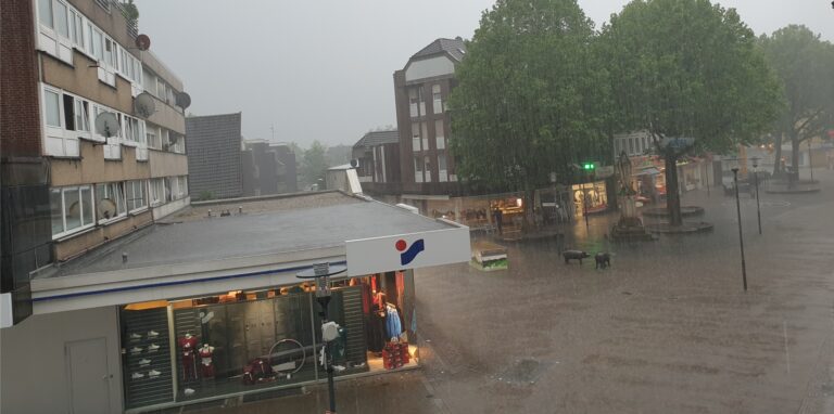 Auf die Kranzplatte in der Innenstadt prasselt Regen herab.