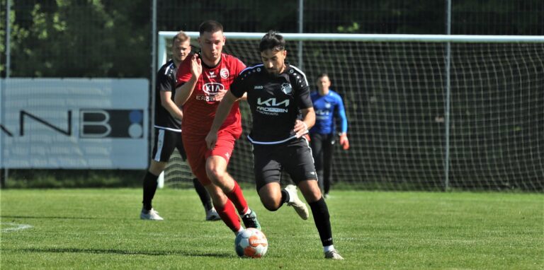 Seine Zeit beim TuS 05 Sinsen läuft ab: Nusret Miyanyedi (r., gegen den Erkenschwicker Arian Schuwirth) wechselt zum VfB Bottrop, dem neuen Klub des Marler Trainers Michael Schrank.