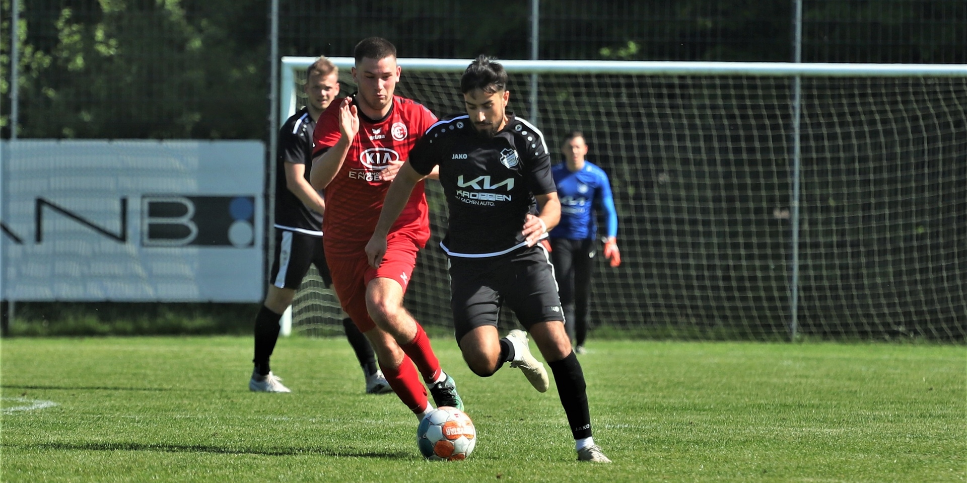 Seine Zeit beim TuS 05 Sinsen läuft ab: Nusret Miyanyedi (r., gegen den Erkenschwicker Arian Schuwirth) wechselt zum VfB Bottrop, dem neuen Klub des Marler Trainers Michael Schrank.