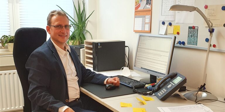 An seinem neuen Arbeitsplatz: Seit dem 1. Februar ist Michael Rieder neuer Leiter des Willy-Brandt-Gymnasiums.