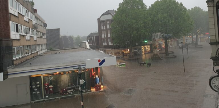 Es regnete kräftig – wie hier in der menschenleeren Hertener Fußgängerzone. Aber das große Unwetter blieb aus.