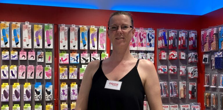 Kathleen Tinger, die Betreiberin des Orion-Geschäfts an der Herner Straße in Recklinghausen, präsentiert in ihrem Laden erotische Accessoires.